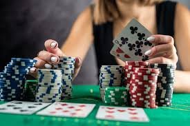 Pemain menikmati hiburan olahraga dan casino dalam genggaman smartphone mereka